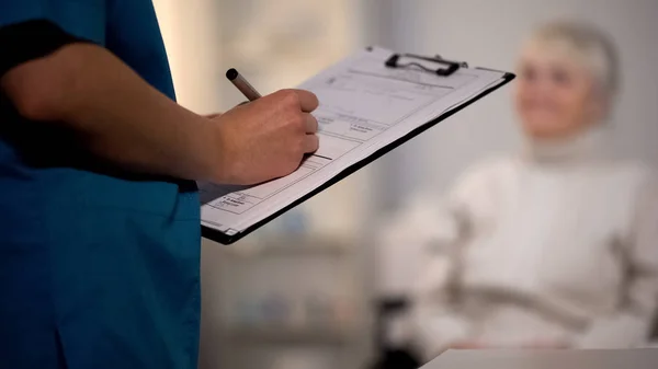 Médico Tomando Notas Las Historias Clínicas Examen Hospitalario Diagnóstico Paciente —  Fotos de Stock