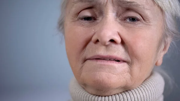 Depresif Ağlayan Yaşlı Kadın Sosyal Güvensizlik Sağlık Sorunları Closeup Yüzü — Stok fotoğraf