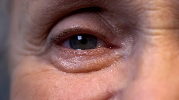 Плачучі Очі Старшого Зморщеного Пенсіонера Старі Депресії Проблема Пенсії — стокове фото