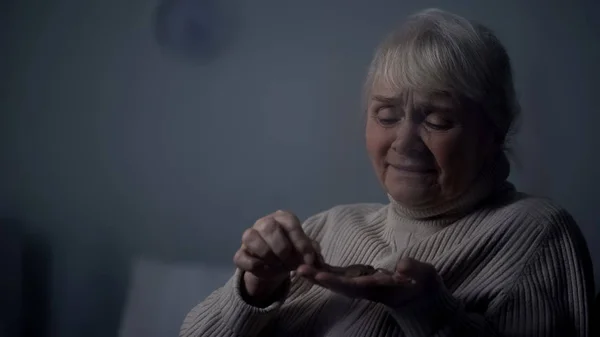 Crying Elderly Woman Counting Coins Hand Social Insecurity Pension Poverty — Stock Photo, Image