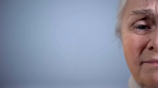 Halbgesicht Einer Aufgebrachten Weinenden Älteren Frau Auf Grauem Hintergrund Armut — Stockfoto