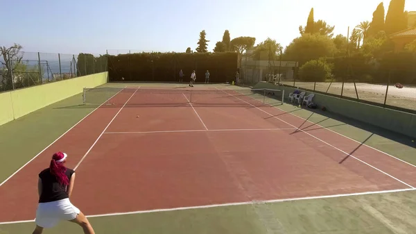 Vrouwelijke Atleet Terugkerende Tennisbal Aan Haar Tegenstander Opleiding Sport Hobby — Stockfoto