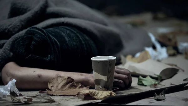 ホームレス バガボンド寒い夜の街 庇護を求める難民で寝ています — ストック写真