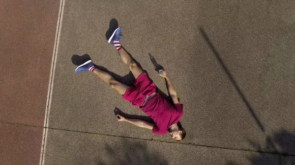 Профессиональный Спортсмен Отдыхает После Изнуренной Конкуренции Лежащей Корте — стоковое фото