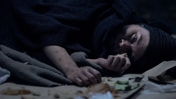 Syk Sulten Hjemløs Person Som Ligger Gata Spiser Den Siste – stockfoto