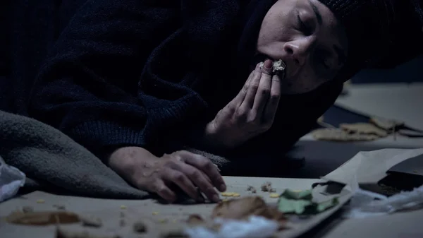 Sultne Hjemløse Som Ligger Bakken Med Søppel Grådig Spiser – stockfoto
