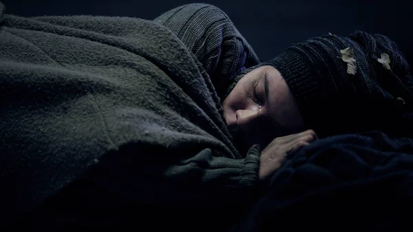 哭泣的无家可归的人被毯子覆盖在城市街道上睡觉 — 图库照片