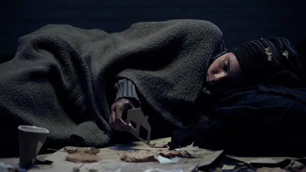 Плачущий Беженец Покрытый Одеялом Держащий Руках Бумажный Дом Ищущий Убежище — стоковое фото