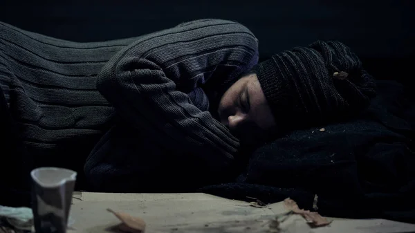 Bezdomny Człowiek Śpi Ulicy Schronienie Dla Biednych Ludzi Panhandling Miasta — Zdjęcie stockowe