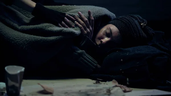 汚れた毛布の下で路上で眠る難民 ホームレスの人 — ストック写真