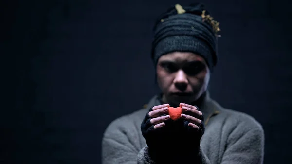 Бездомна Людина Тримає Червоне Іграшкове Серце Руках Надія Краще Життя — стокове фото