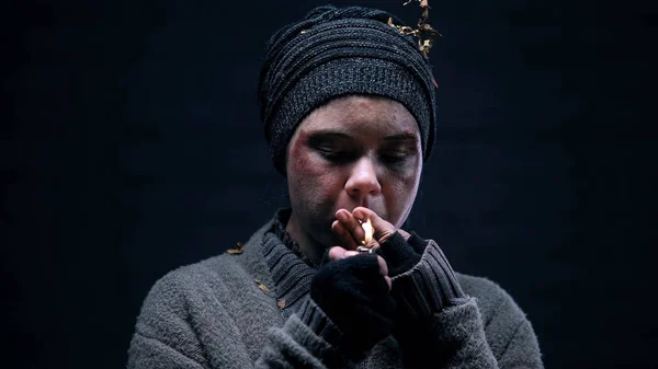 Mujer Vagabundo Iluminación Cigarrillo Vivir Calle Estilo Vida Sin Hogar — Foto de Stock