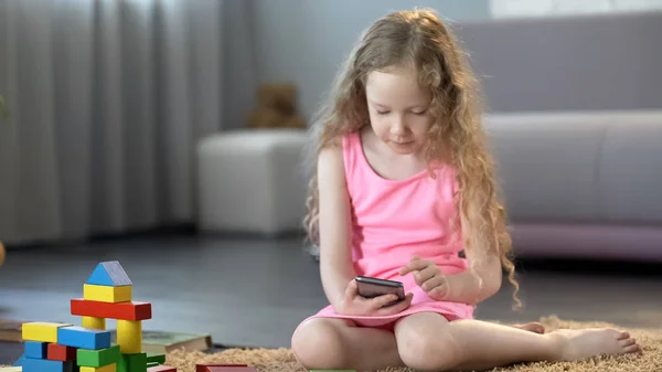 Niña Ocupada Usando Gadget Móvil Jugando Juegos Teléfono Inteligente Tecnología — Foto de Stock