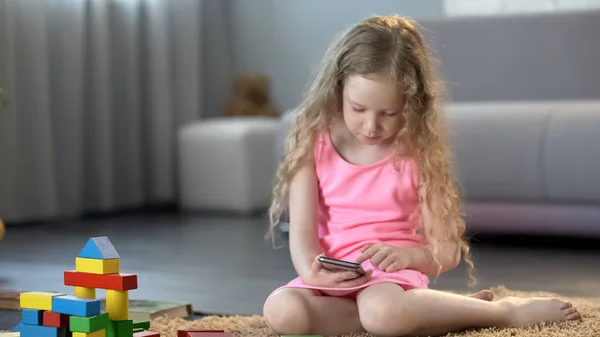Kislány Figyelmen Kívül Hagyva Játékok Játék Játékok Mobil App Rabja — Stock Fotó