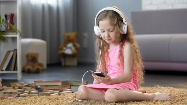 Girl Headphones Using Smartphone Learning Pronunciation Foreign Language — Stock Photo, Image