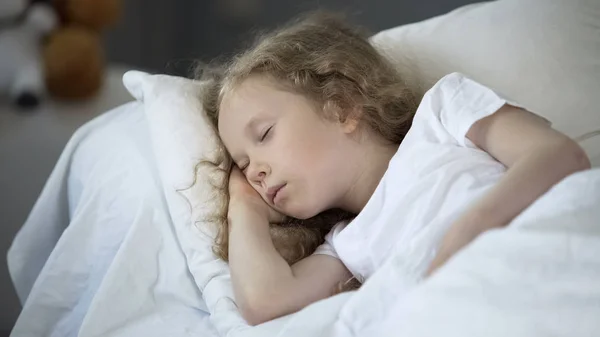 Блондинка Маленька Дівчинка Спить Зручному Ліжку Вдома Спокійний Відпочинок Хорошого — стокове фото
