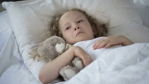 Triste Niña Con Juguete Llorando Cama Infeliz Niña Enferma Sintiéndose —  Fotos de Stock