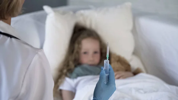 Ragazza Che Guarda Siringa Mano Medici Con Viso Spaventato Trattamento — Foto Stock