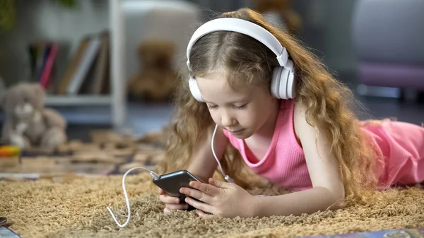 Nettes Mädchen Versunken Der Virtuellen Welt Der Spiele Und Musik — Stockfoto