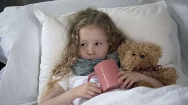 Krankes Kind Liegt Mit Heißgetränk Becher Bett Leidet Unter Halsschmerzen — Stockfoto