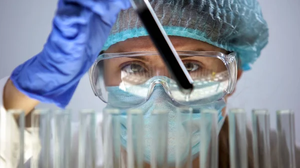 Laboratório Químico Segurando Líquido Tubo Experiência Melhoria Qualidade Gasolina — Fotografia de Stock