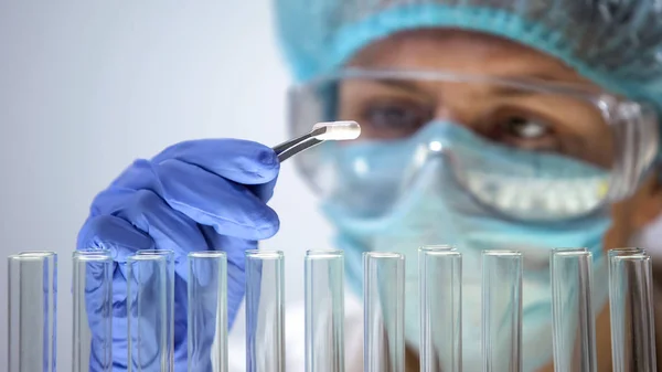 Медичний Дослідник Тримає Капсулу Фармацевтичну Промисловість Біохімію — стокове фото