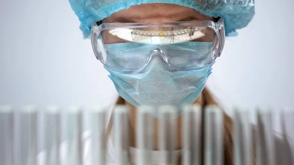 Química Femenina Máscara Protectora Mirando Tubos Ensayo Investigación Biológica — Foto de Stock