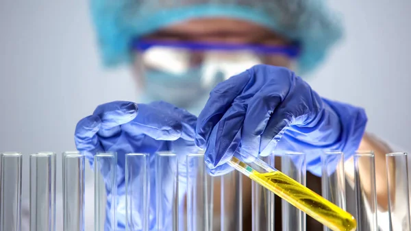 Química Femenina Sosteniendo Tubo Ensayo Con Papel Tornasol Interior Experimento — Foto de Stock