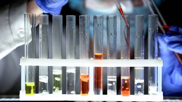 化学テスト チューブに赤い液体を注ぐことであり 偽薬をチェック — ストック写真