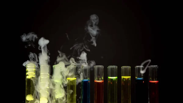 Багатокольорові Рідини Пробірках Випускають Дим Темній Лабораторії Наркотик — стокове фото