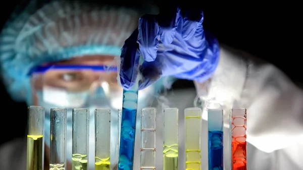Kémikus Kék Folyékony Reakció Csőbe Biokémiai Kísérlet Gyógyszerek — Stock Fotó