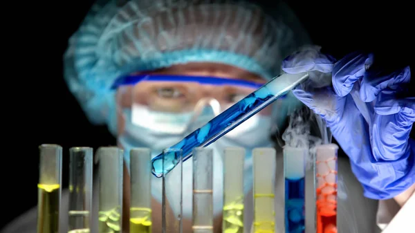 青い液体分析反応を持つ試験管を保持する科学者 研究室研究 — ストック写真