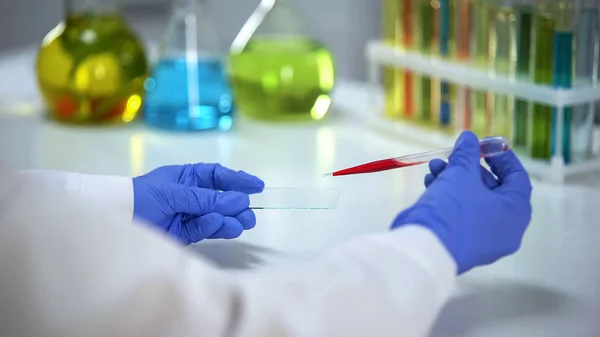 ガラスに血液サンプルを滴下するラボワーカー 生化学的分析 ヘルスケア — ストック写真