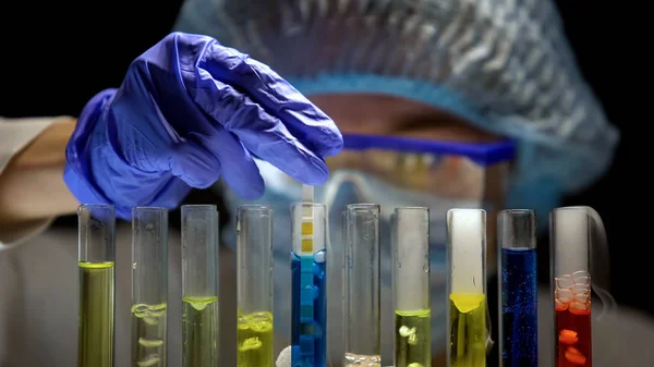 Scienziato Misura Livello Acidità Tubo Con Liquido Blu Laboratorio Scuro — Foto Stock