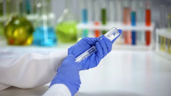 Ricercatore Che Inietta Liquido Tubo Con Polvere Farmaceutica Sviluppo Vaccini — Foto Stock