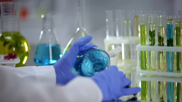 Επιστήμονας Εξετάζει Μπλε Σκόνη Κοιτάζοντας Μέσα Από Μεγεθυντικό Φακό Φυτοφάρμακα — Φωτογραφία Αρχείου