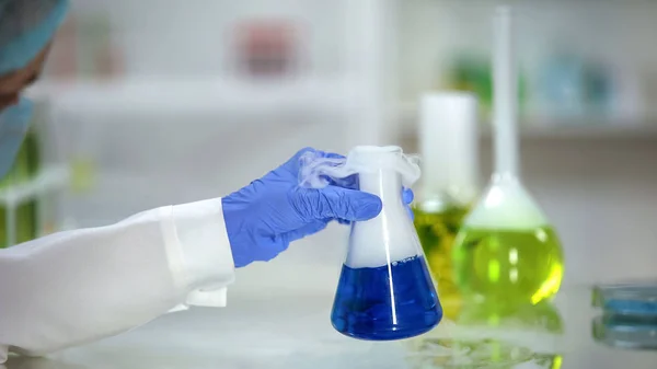 Asistente Laboratorio Verificando Reacción Frasco Con Sustancia Azul Que Emite — Foto de Stock