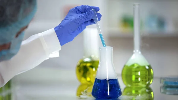 Químico Que Toma Muestras Sustancia Azul Del Matraz Análisis Del — Foto de Stock