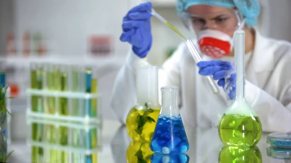 Ricercatore Laboratorio Versando Liquido Organico Giallo Tubo Analisi Cosmetologia — Foto Stock