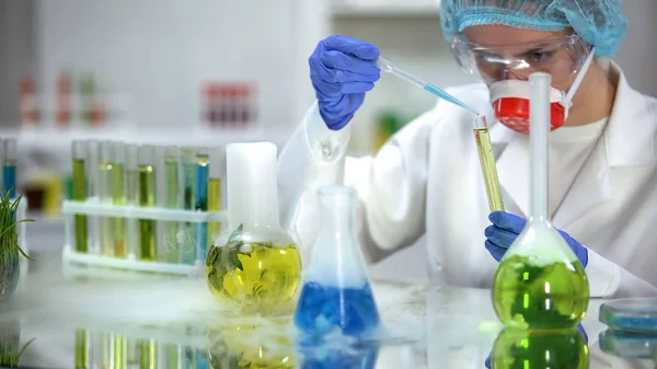 Kimiawan Menambahkan Cairan Biru Dalam Tabung Dengan Zat Berminyak Kuning — Stok Foto