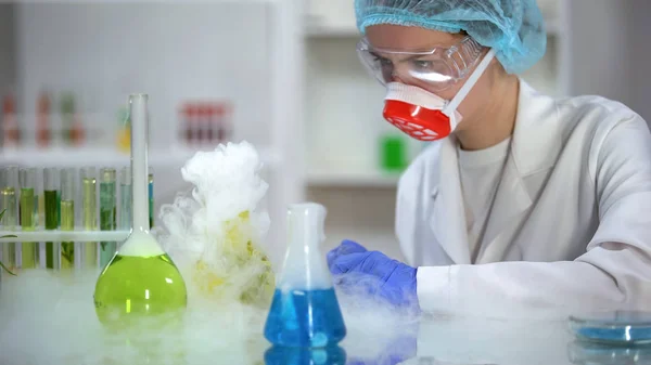 实验室工作人员用彩色液体检查烟瓶的反应 — 图库照片