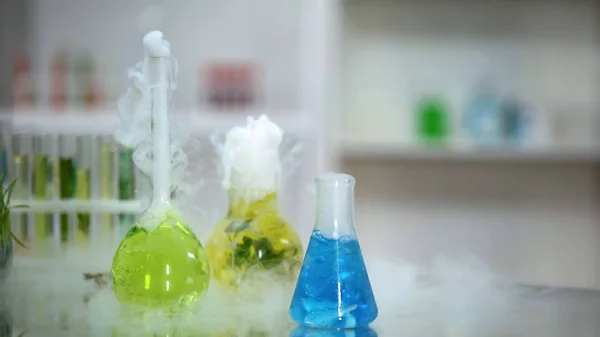 Multicolored Chemical Liquids Flasks Bubbling Emitting Smoke Reaction — Stock Photo, Image