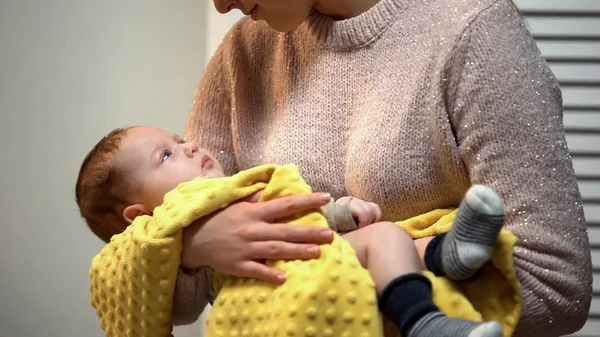 年轻的妈妈抱着可爱的新生婴儿 爱慕他 — 图库照片