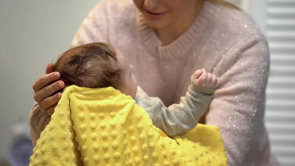 Mamá Sosteniendo Cabecita Bebé Consejos Para Padres Concepto Cuidado Infantil — Foto de Stock