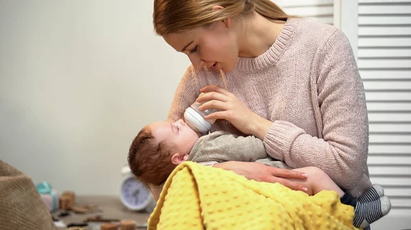 用奶瓶喂养婴儿的年轻母亲 哺乳问题 乳腺炎 — 图库照片