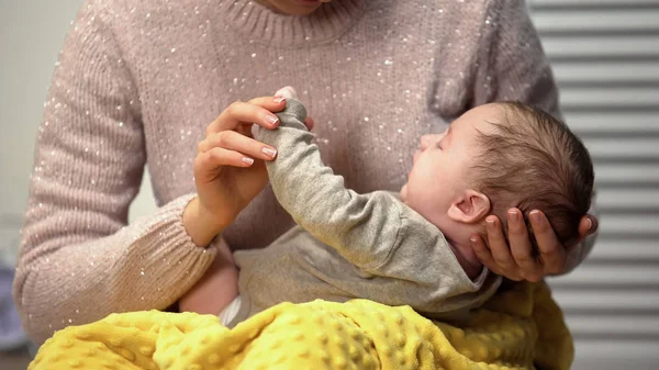 Madre Jugando Con Bebé Recién Nacido Desarrollo Temprano Disfrutando Maternidad — Foto de Stock