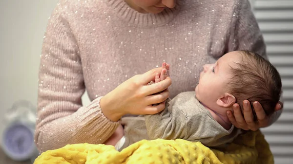 Madre Sosteniendo Niño Brazos Jugando Con Desarrollo Infantil Temprano — Foto de Stock