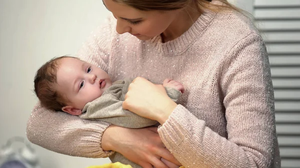 Usměvavá Matka Obdivuje Novorozence Drží Dítě Dívá Láskou — Stock fotografie