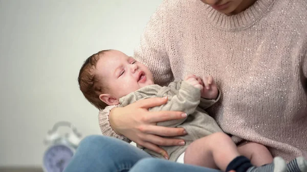 Madre Tratando Calmar Bebé Llorando Problema Del Cólico Infantil Causa — Foto de Stock