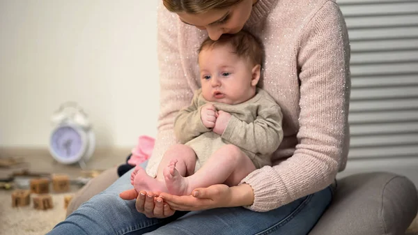 Joven Madre Admirando Hijos Piernas Pequeñas Bebé Sentado Regazo Las — Foto de Stock